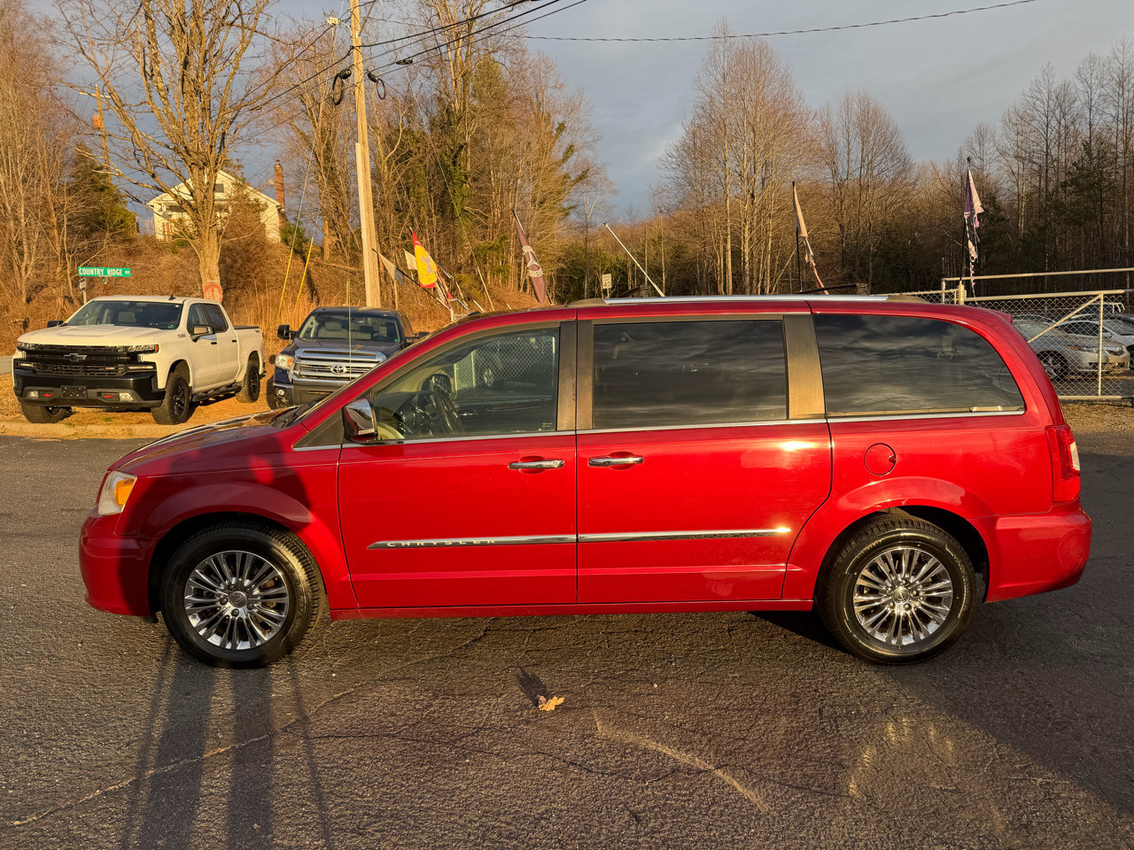 Used 2011 Chrysler Town & Country Limited image 4