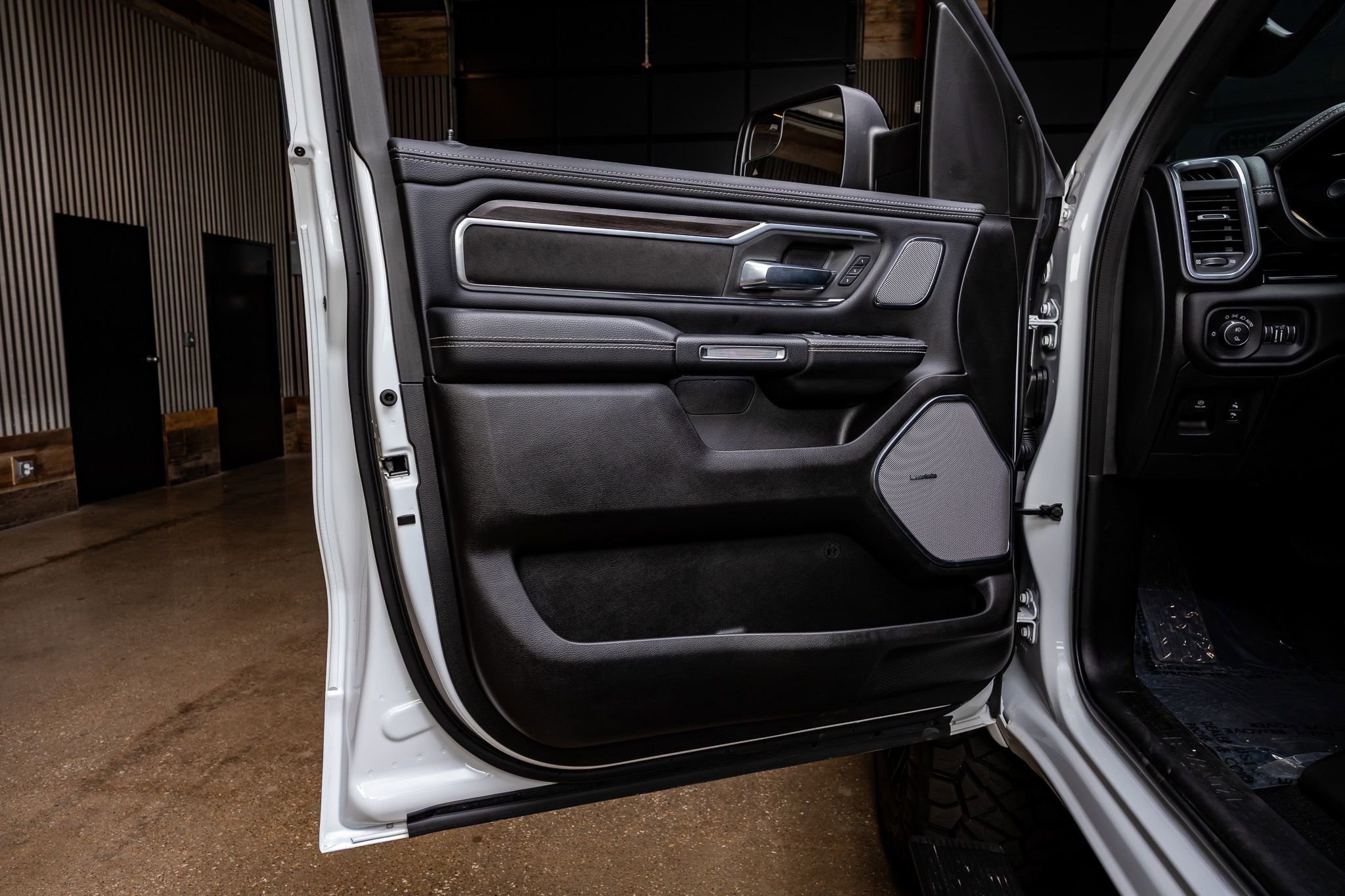 Used 2025 RAM 1500 Laramie w/ Night Edition image 37