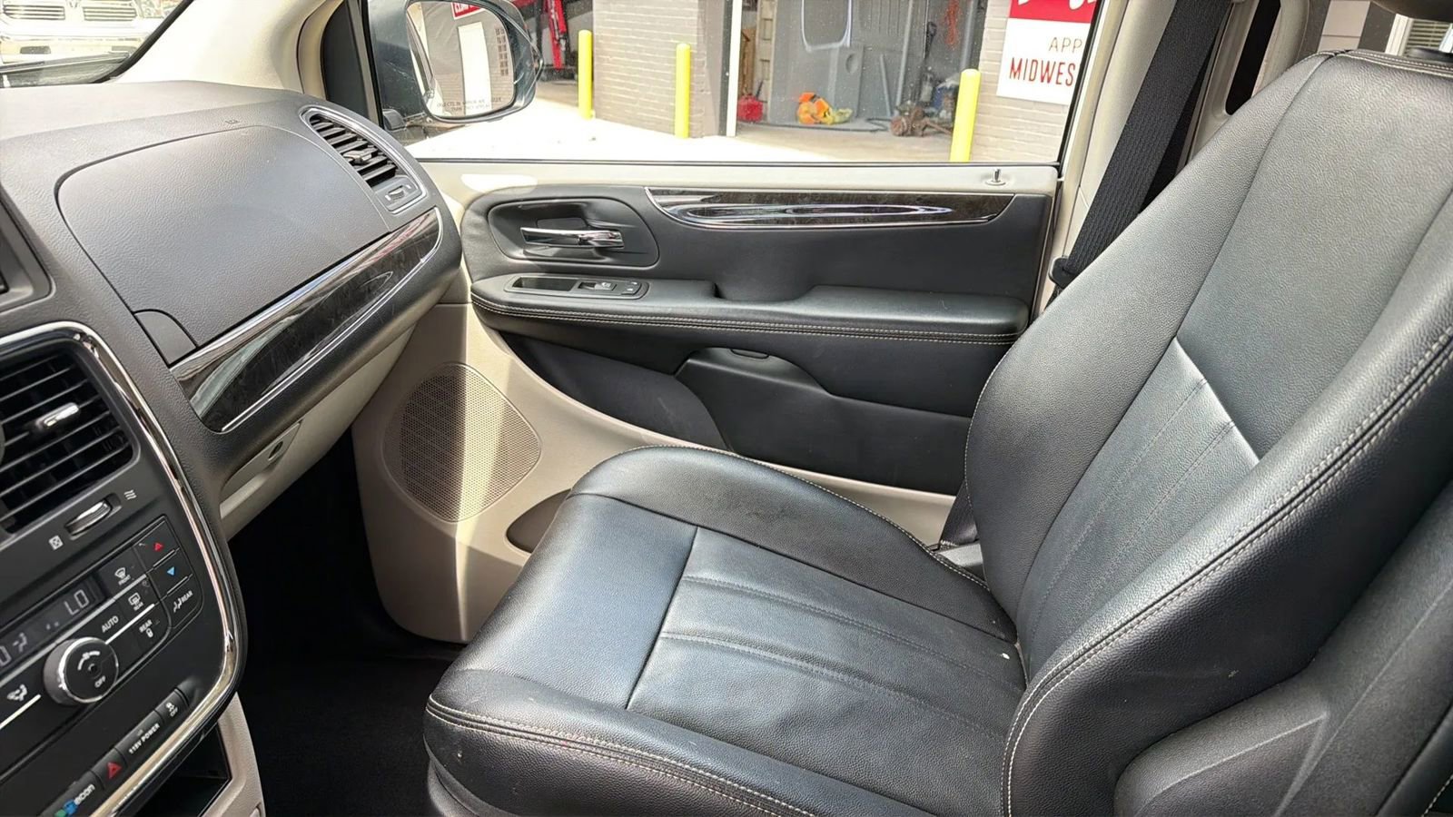 Used 2014 Chrysler Town & Country Touring FWD image 12
