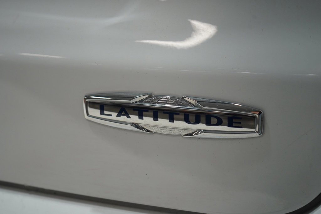 Used 2025 Jeep Compass Latitude w/ Sun & Sound Group AWD/4WD image 12