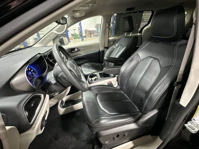 Used 2024 Chrysler Pacifica Touring-L image 17