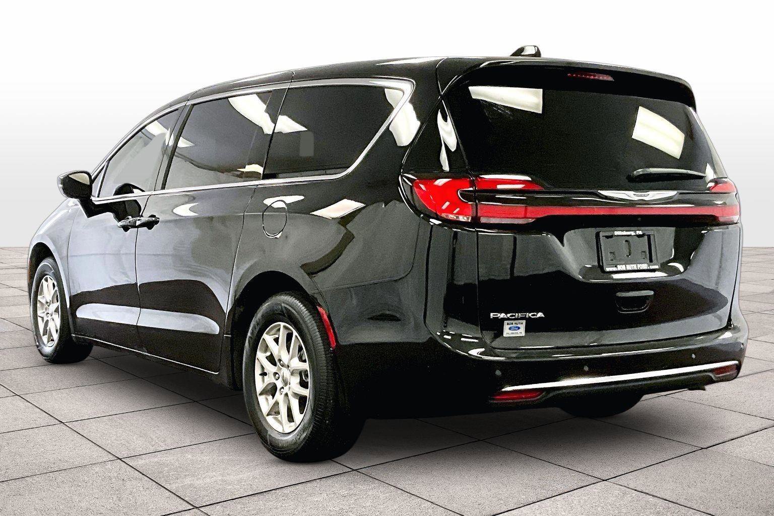 Used 2025 Chrysler Pacifica Select image 10