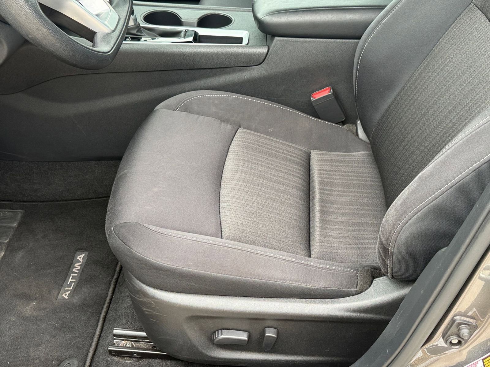 Used 2025 Nissan Altima 2.5 SV FWD image 22