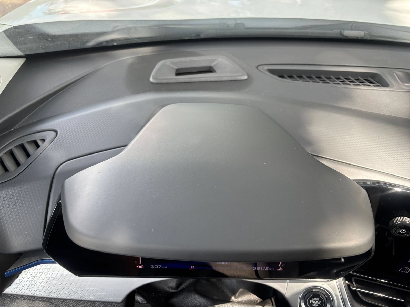 Used 2025 Chevrolet Trax LT FWD image 32