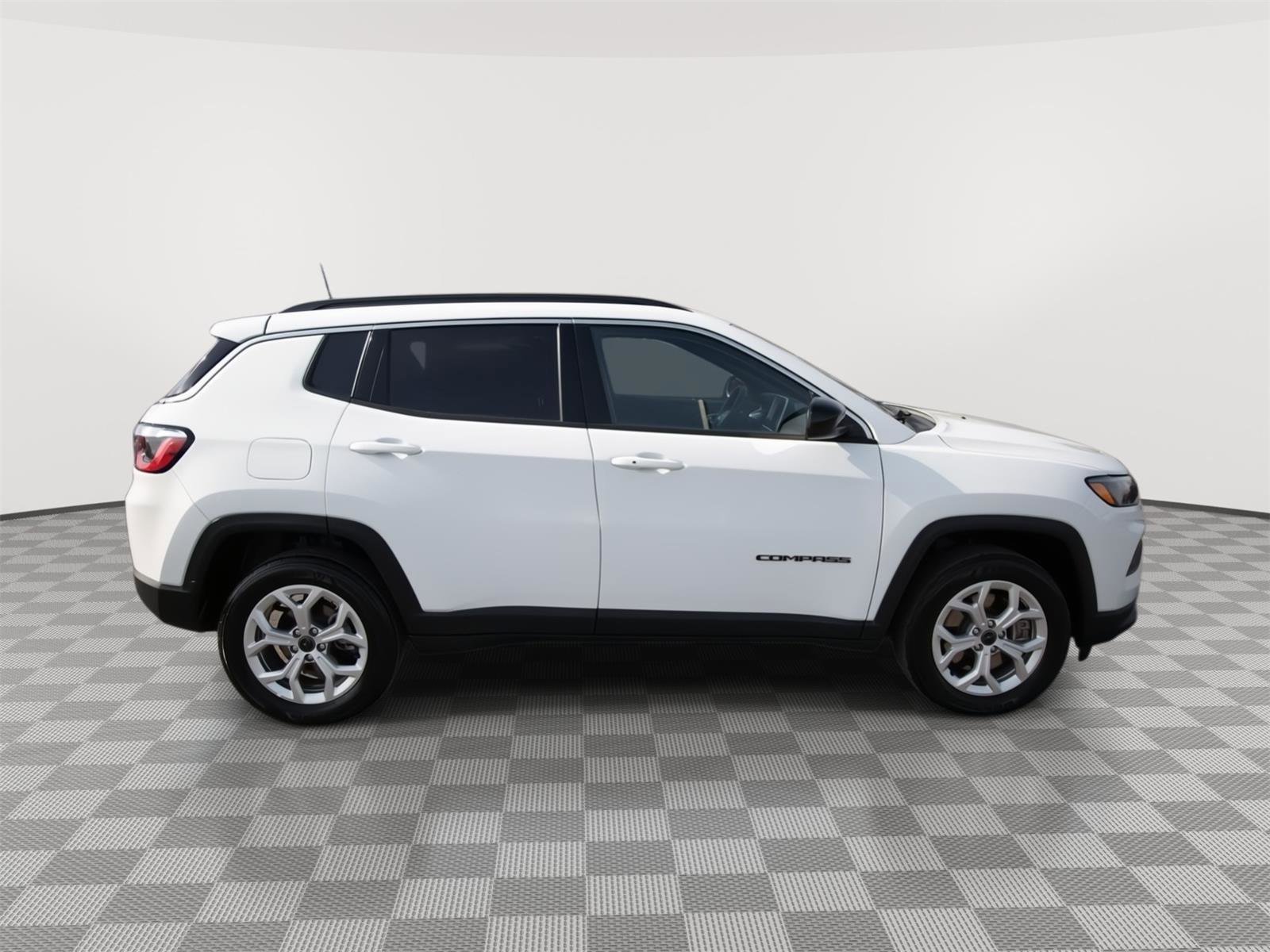 Used 2025 Jeep Compass Latitude image 4