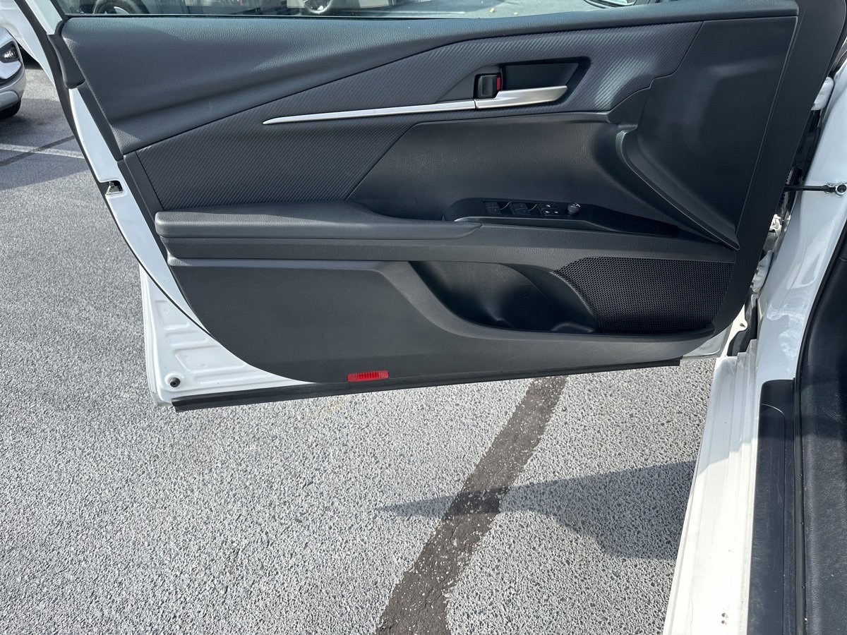 Used 2025 Toyota Camry SE image 9