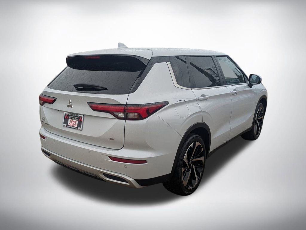 Used 2024 Mitsubishi Outlander SE image 3