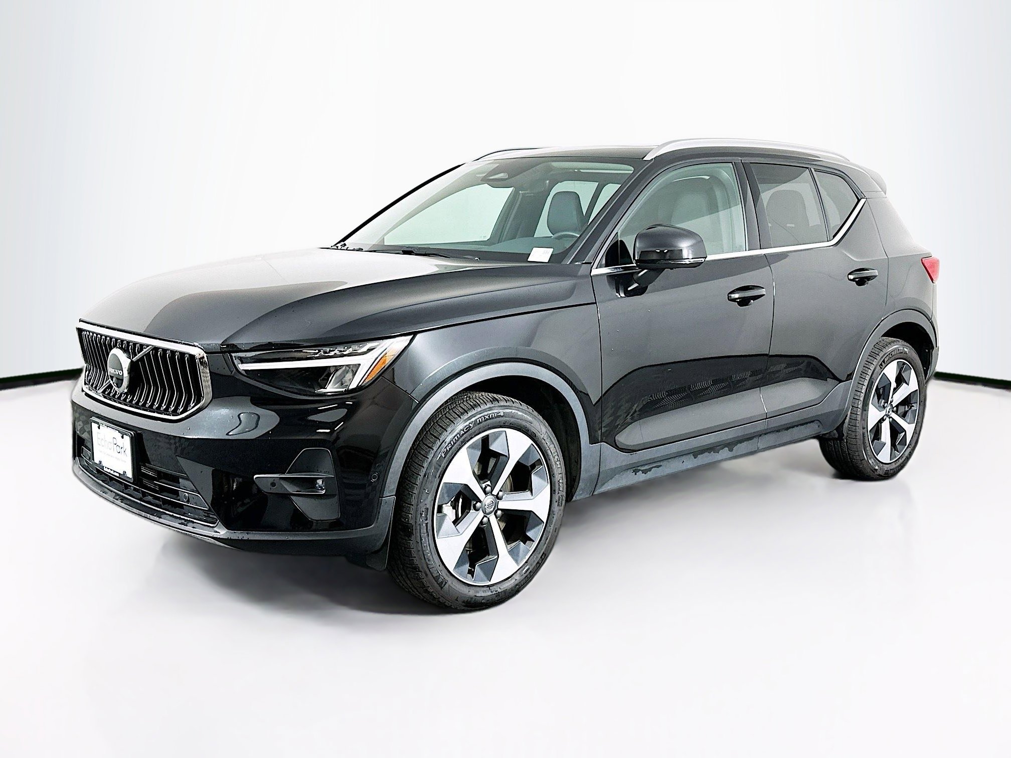 Used 2025 Volvo XC40 B5 Plus image 3