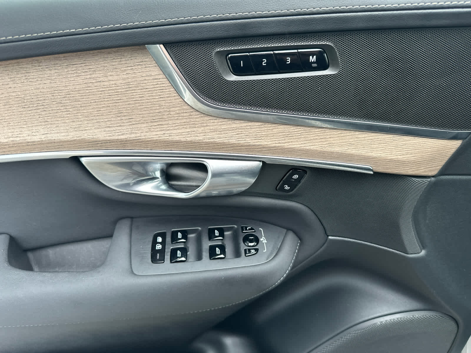 Certified 2025 Volvo XC90 B6 Plus image 17