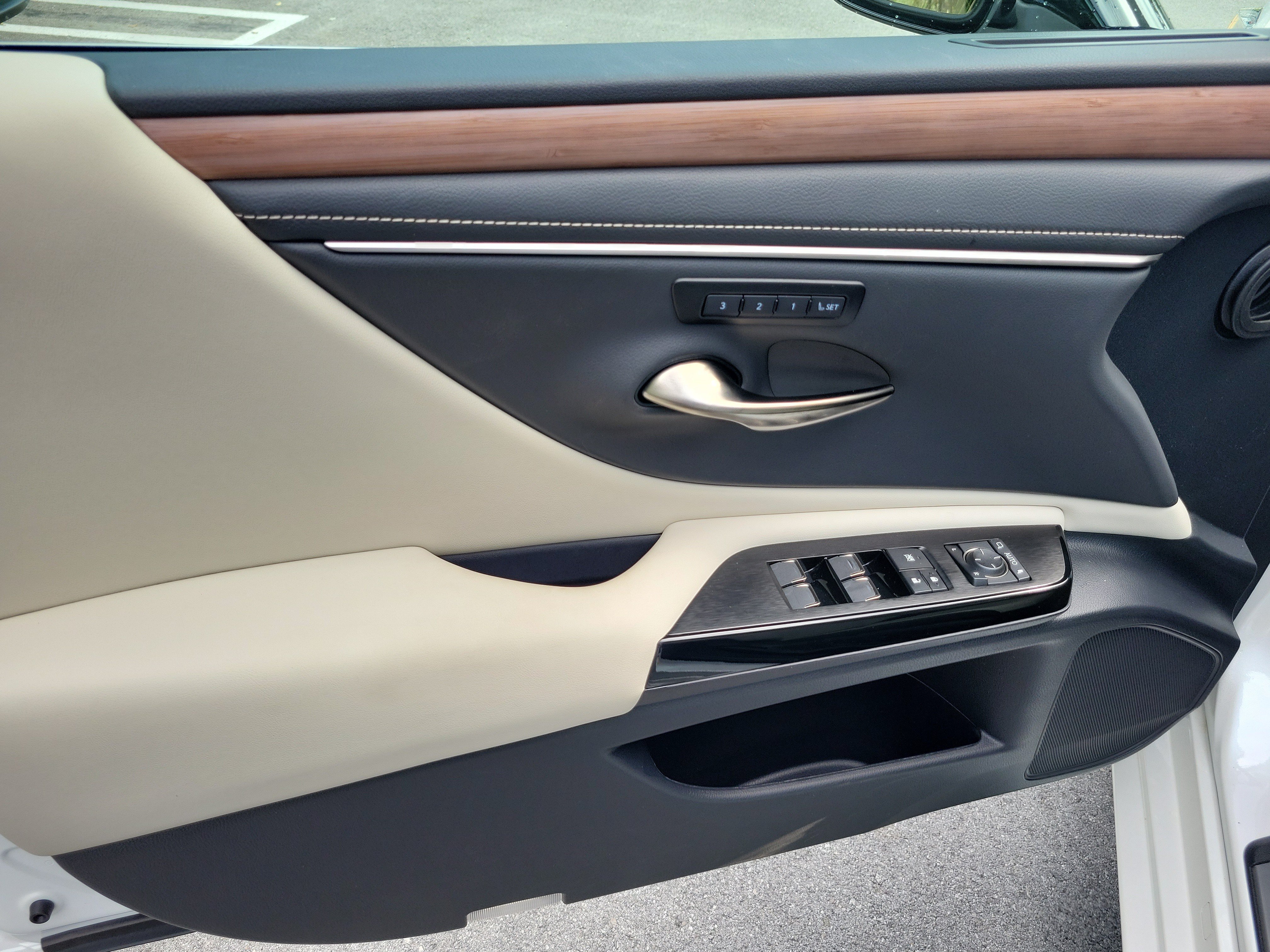 Used 2025 Lexus ES 350 w/ Premium Package FWD image 18