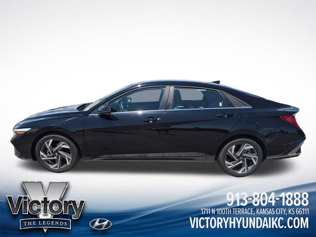 Used 2025 Hyundai Elantra Limited FWD image 2
