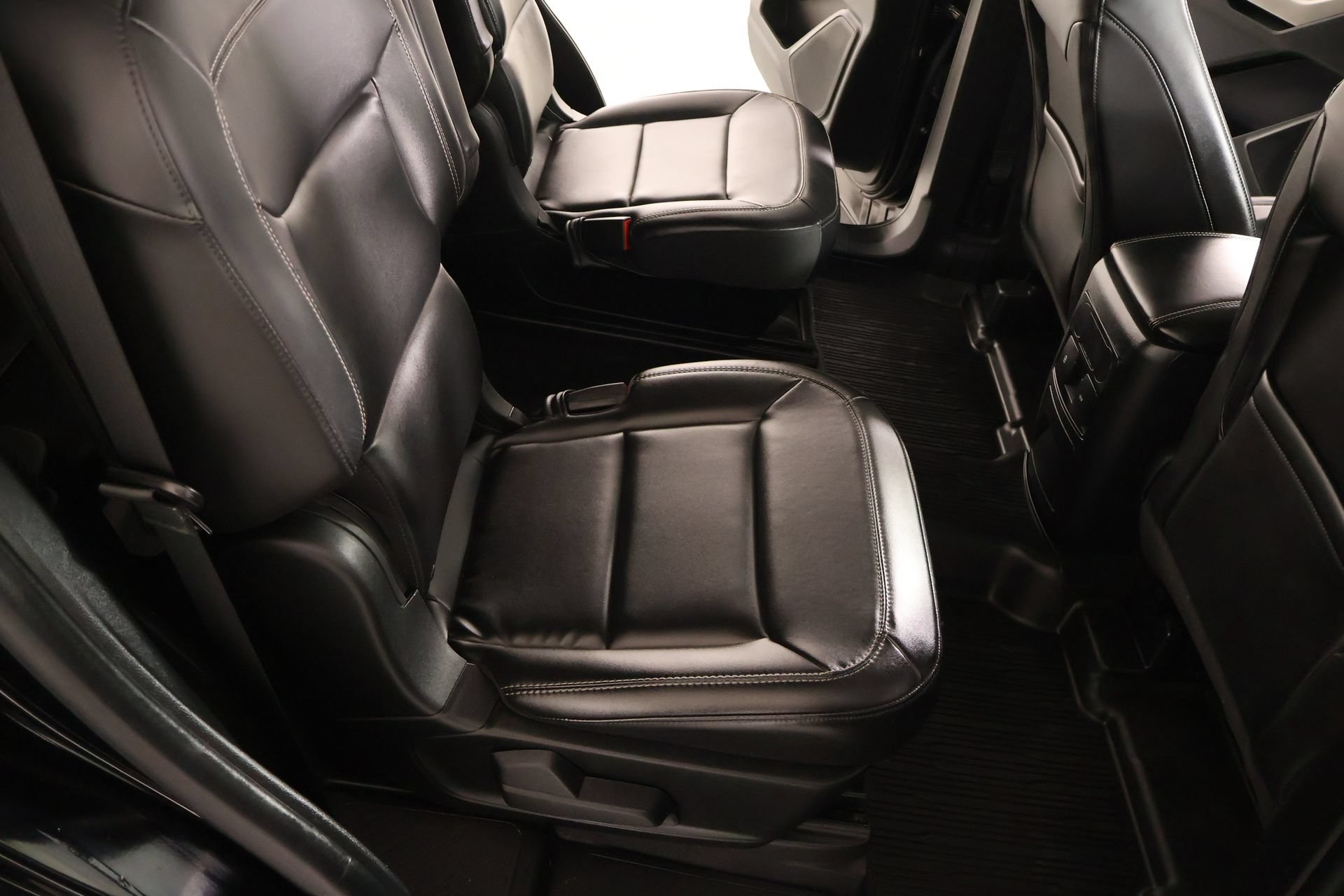 Used 2023 Ford Explorer XLT w/ Equipment Group 202A AWD/4WD image 15