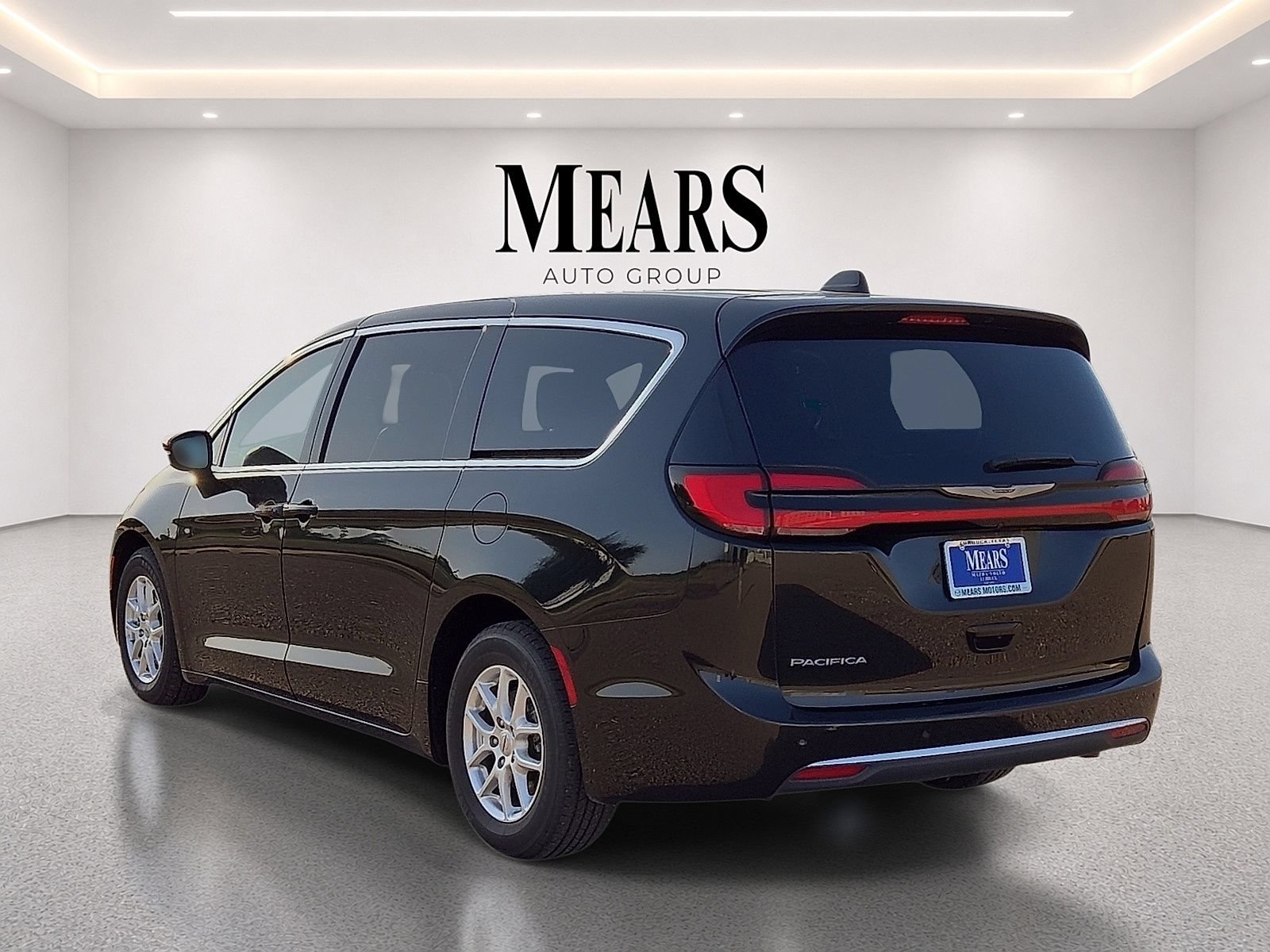 Used 2023 Chrysler Pacifica Touring-L FWD image 3