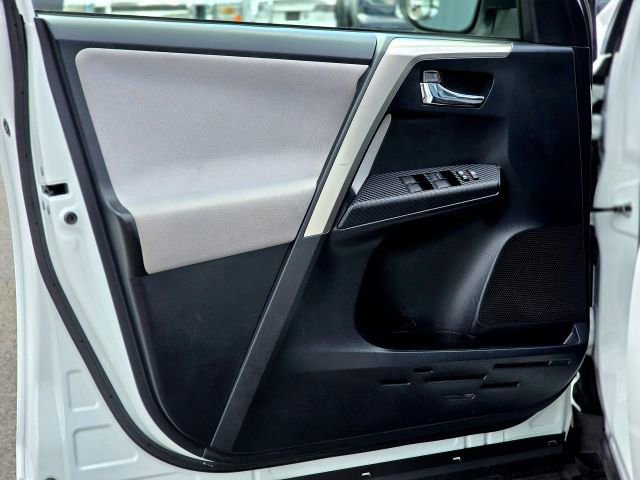 Used 2015 Toyota RAV4 XLE AWD/4WD image 28