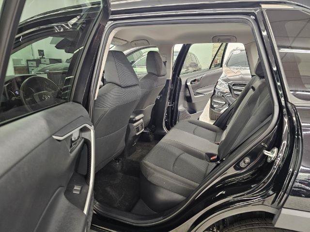 Used 2021 Toyota RAV4 LE AWD/4WD image 30
