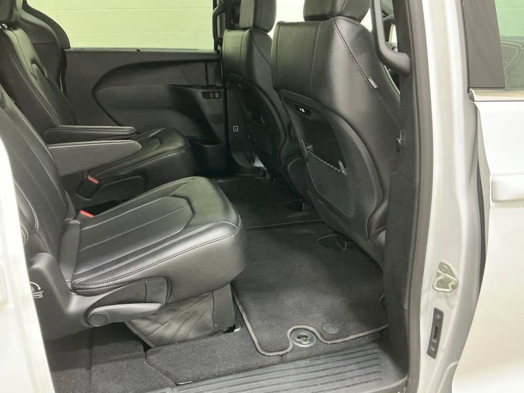 Used 2025 Chrysler Pacifica Select image 27