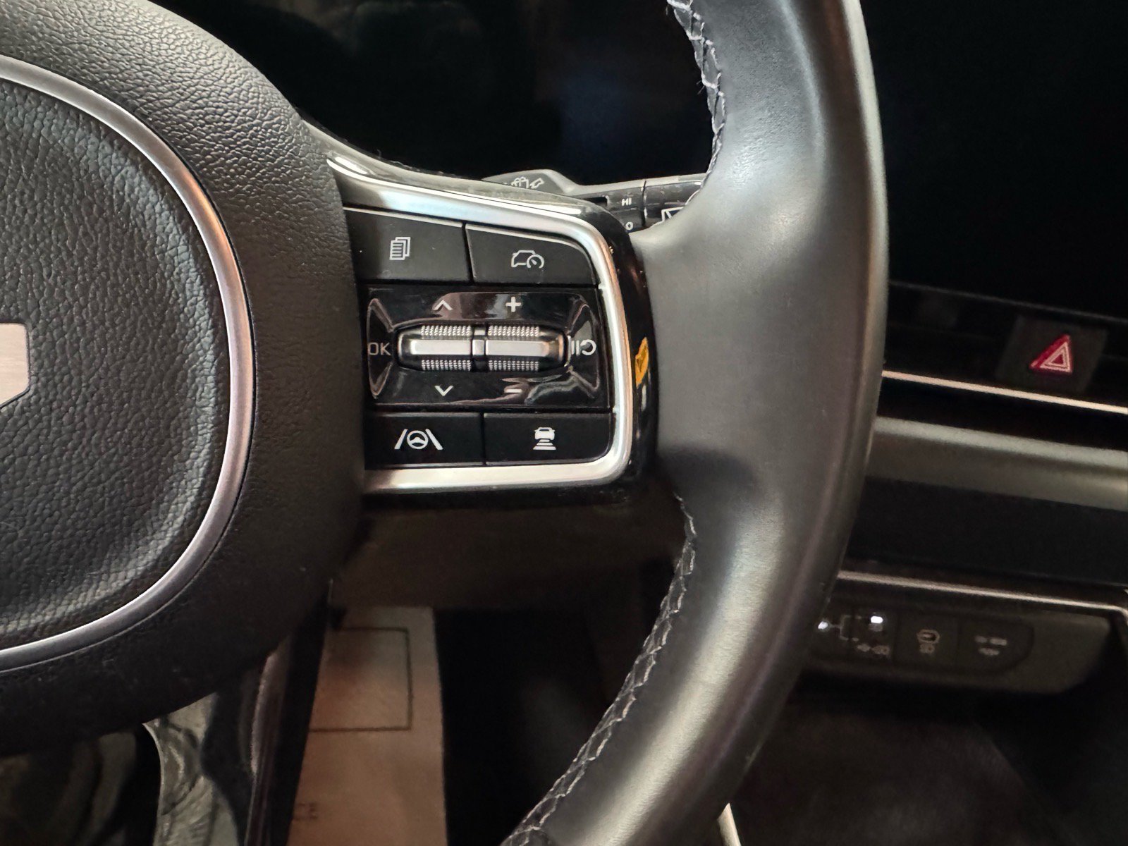 Used 2025 Kia Carnival FWD image 24