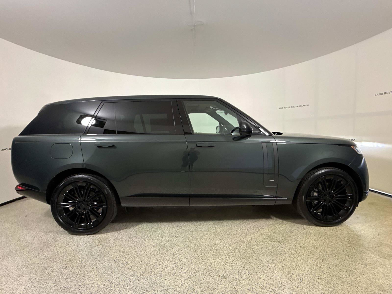 New 2026 Land Rover Range Rover Long Wheelbase SE AWD/4WD image 6