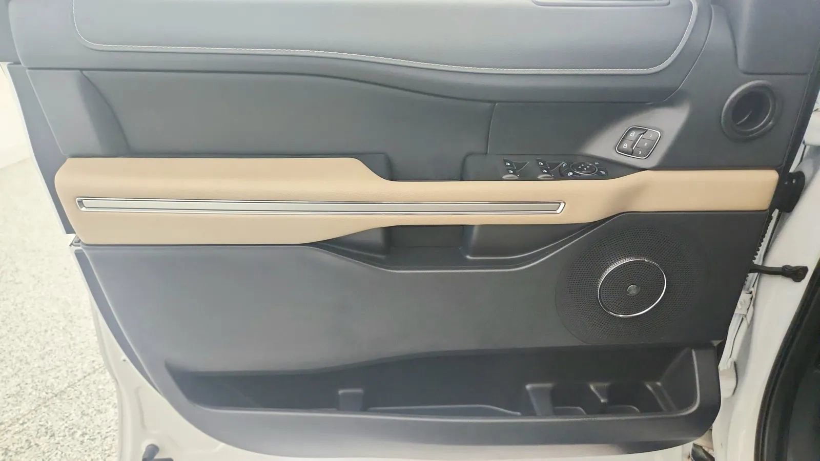 Used 2024 Ford Expedition Limited image 33