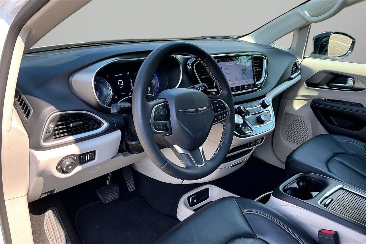 Used 2024 Chrysler Pacifica Touring-L FWD image 17