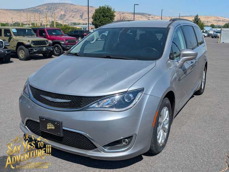 Used 2017 Chrysler Pacifica Touring-L FWD image 1