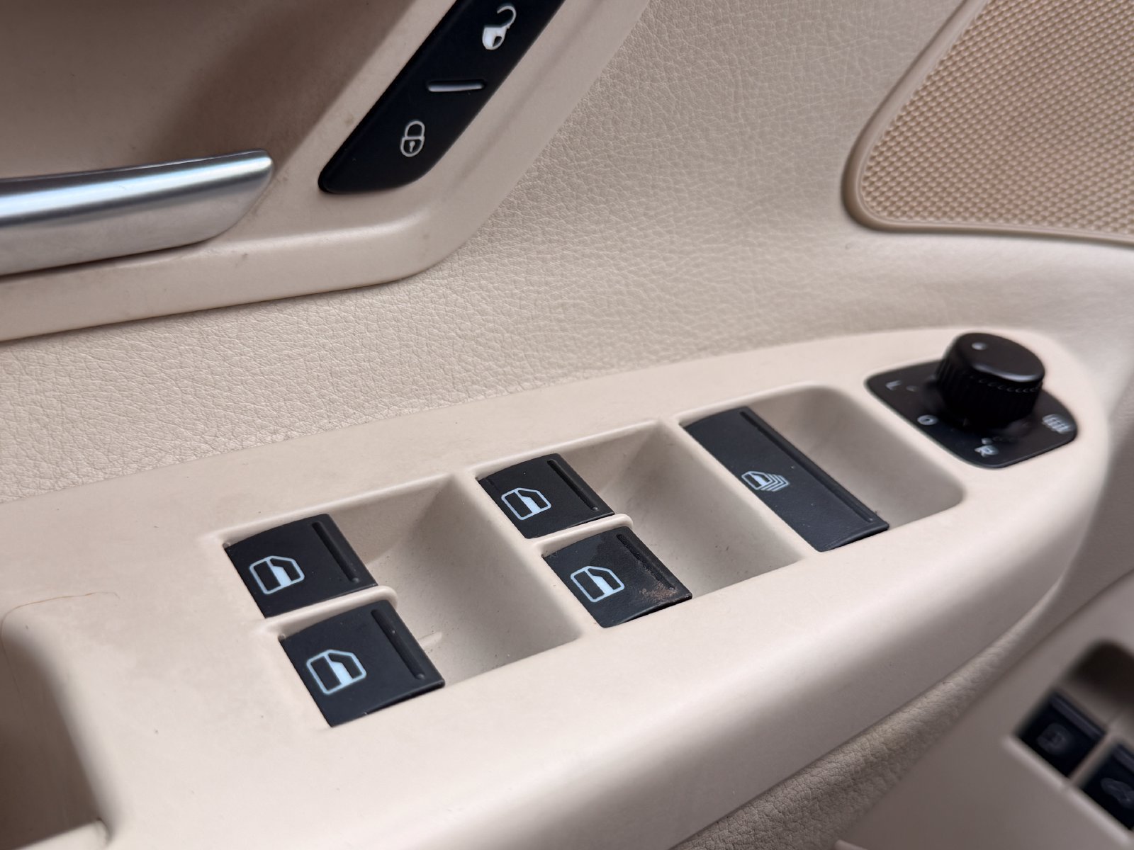 Used 2011 Volkswagen Eos Komfort FWD image 15