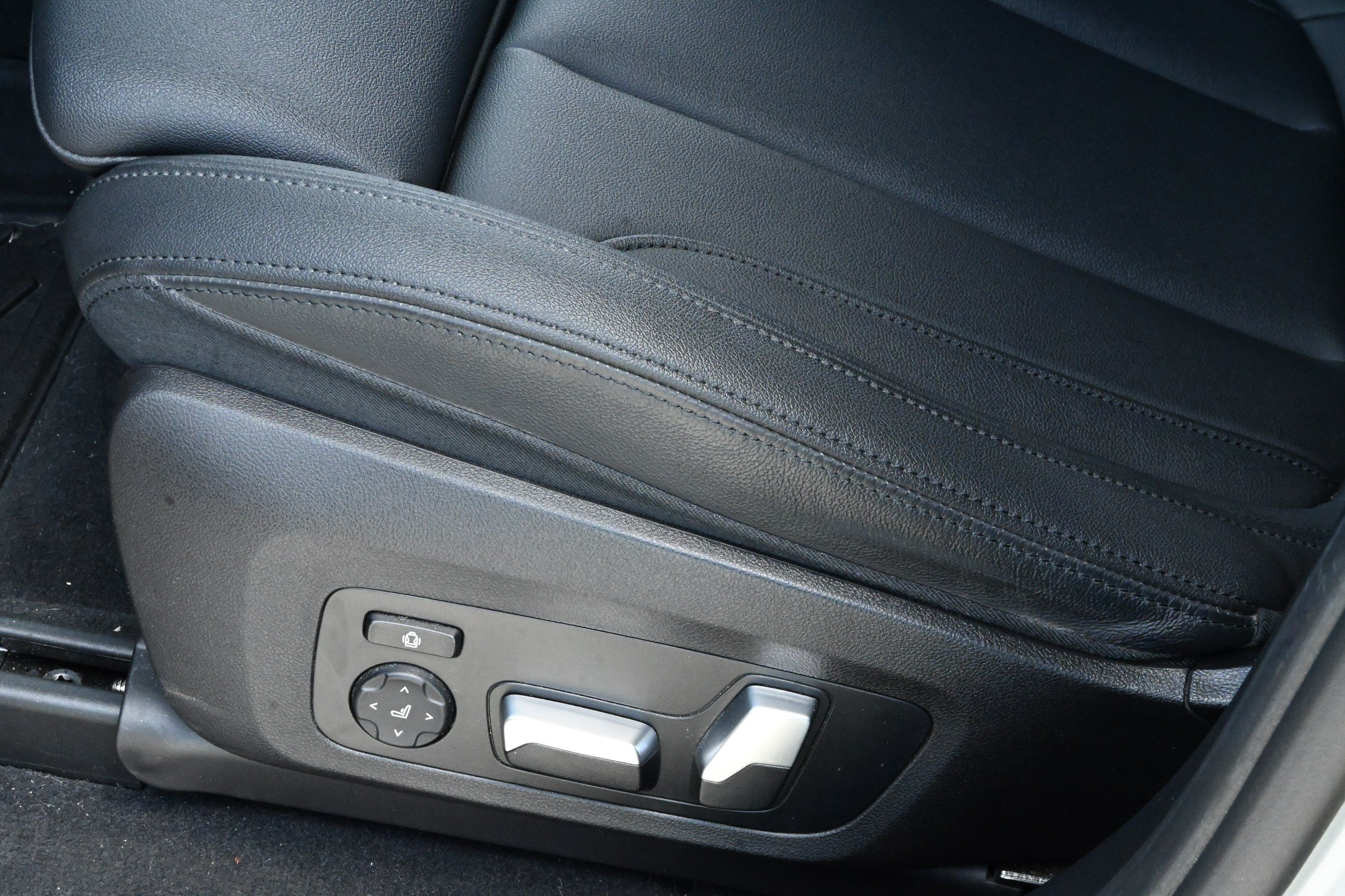 Used 2021 BMW X4 xDrive30i w/ Premium Package AWD/4WD image 29