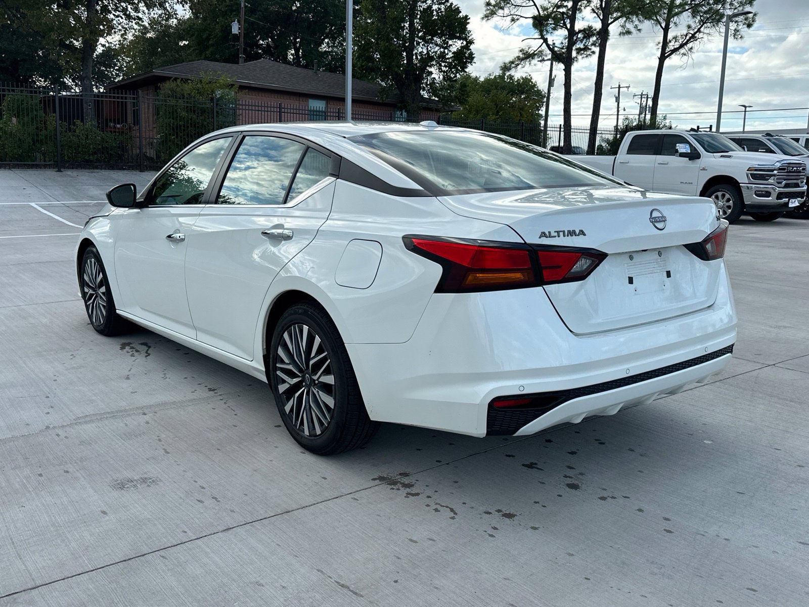 Used 2024 Nissan Altima 2.5 SV FWD image 3
