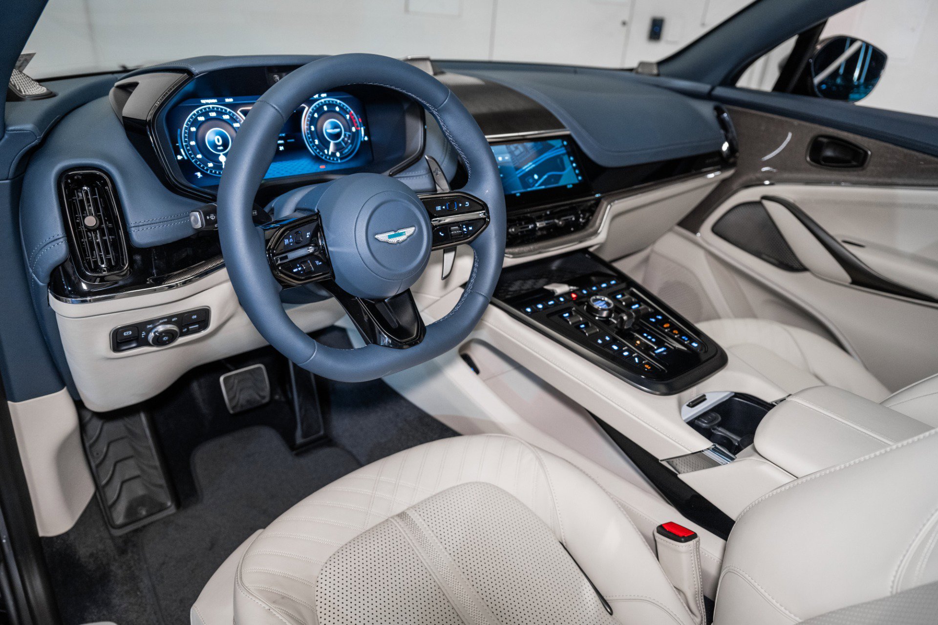 Used 2025 Aston Martin DBX 707 image 3