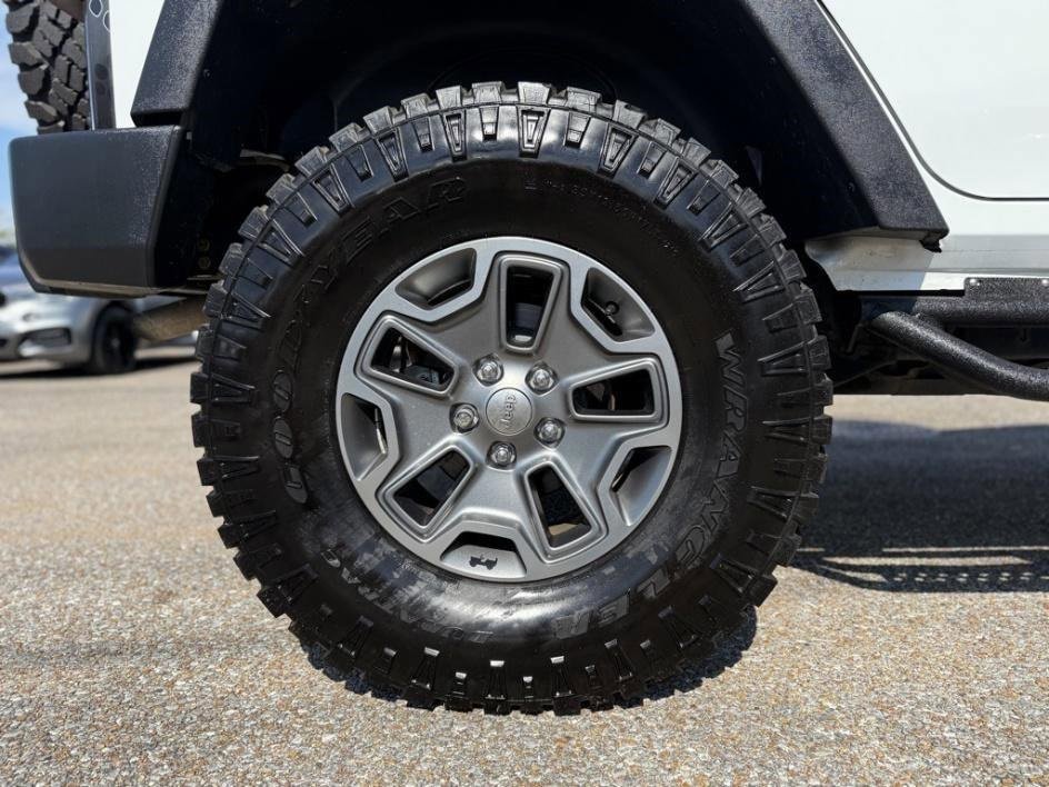 Used 2017 Jeep Wrangler Unlimited Rubicon w/ Connectivity Group image 11