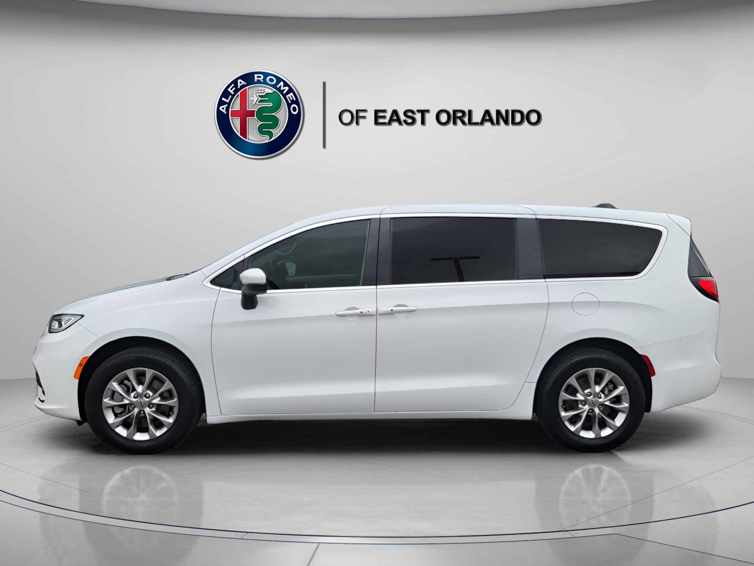 Used 2023 Chrysler Pacifica Touring-L AWD/4WD image 4