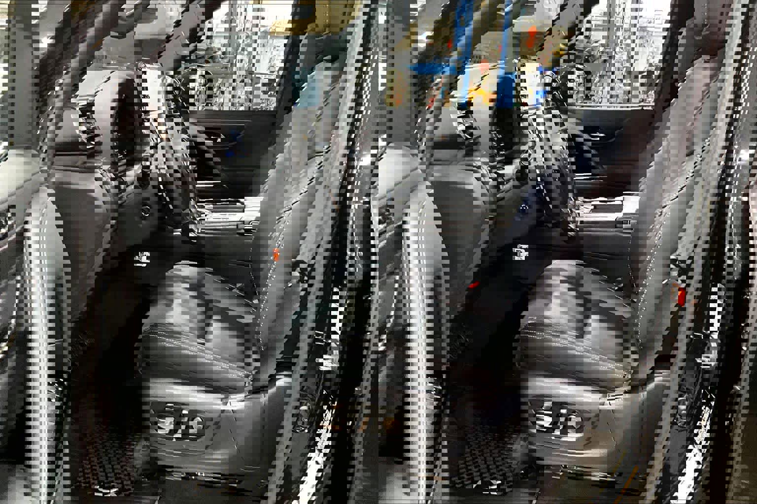 Used 2025 Lexus LX 600 4WD w/ Luxury Package image 8