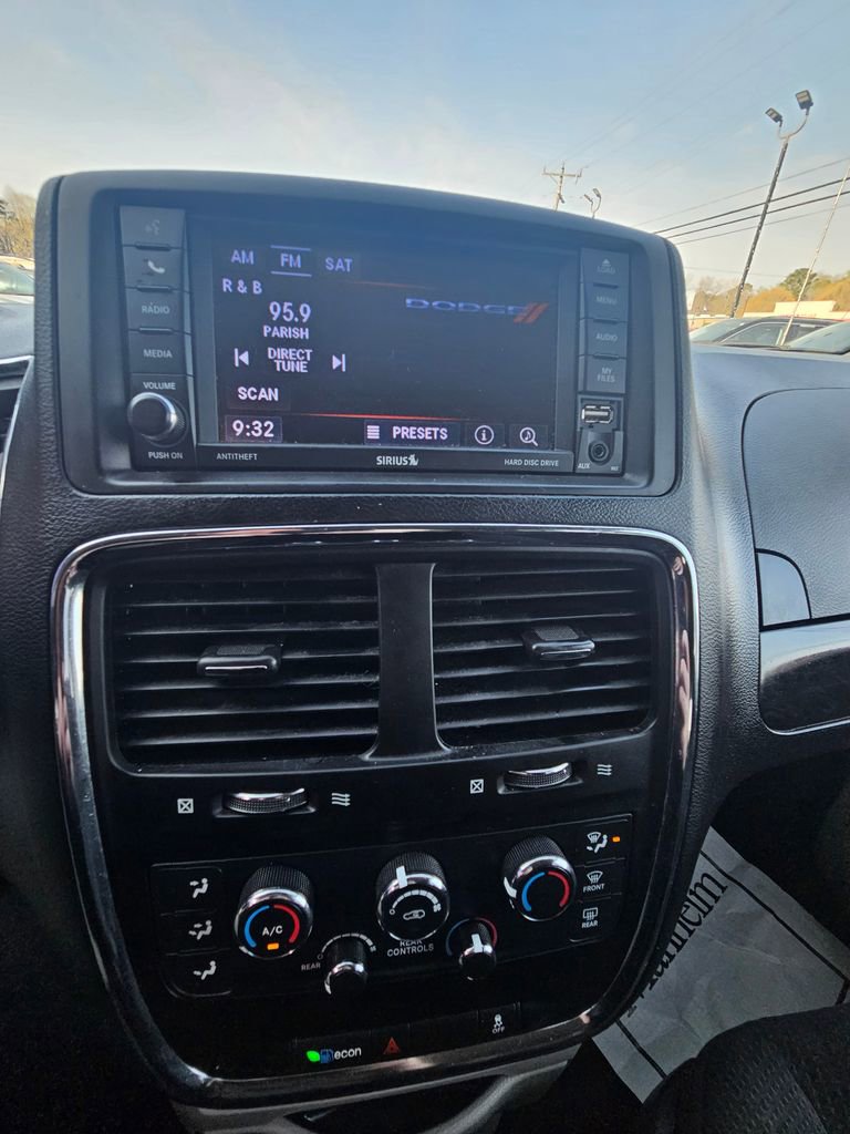 Used 2018 Dodge Grand Caravan SE w/ UConnect Hands-Free Group image 11