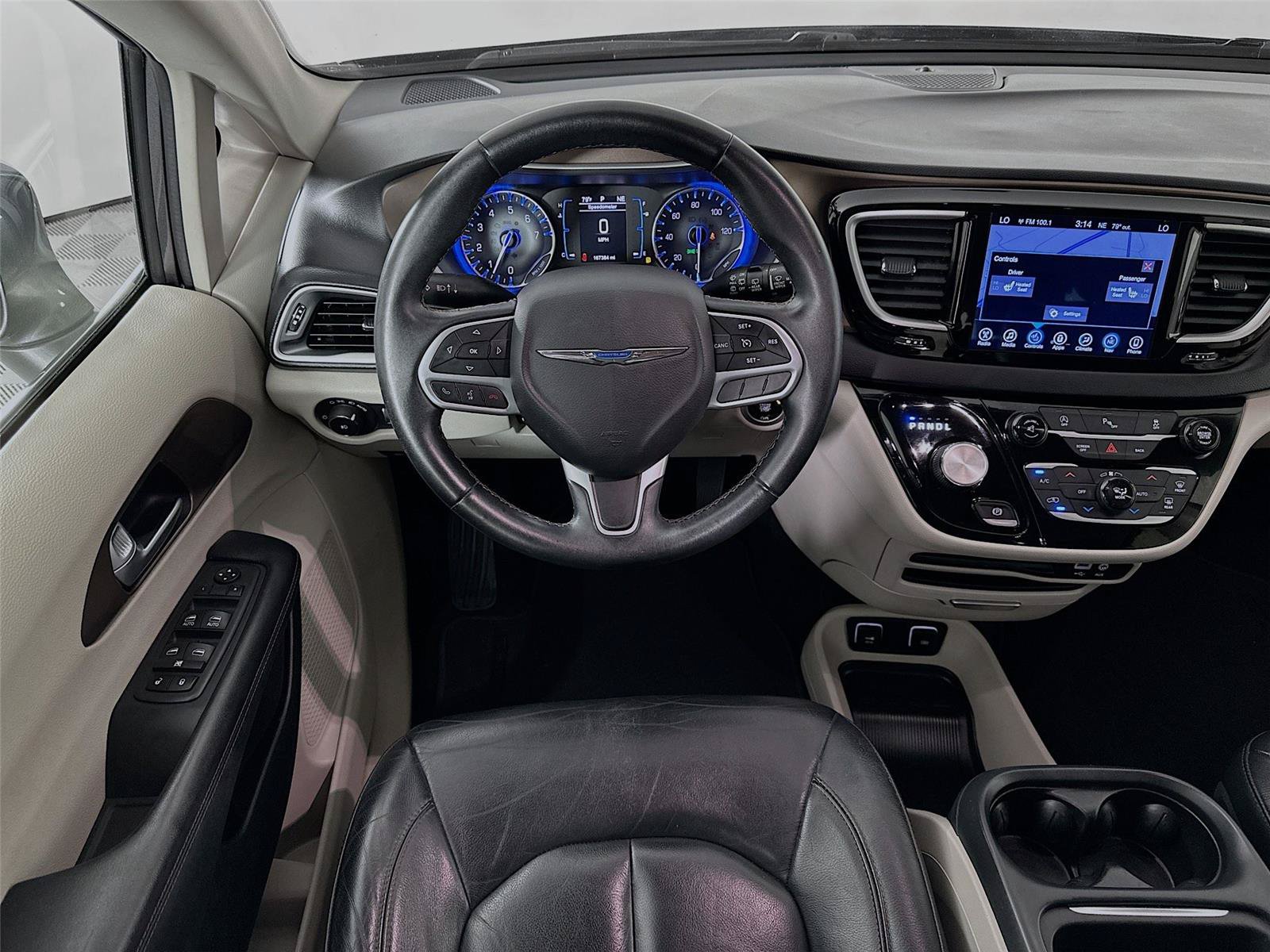 Used 2017 Chrysler Pacifica Touring-L FWD image 2