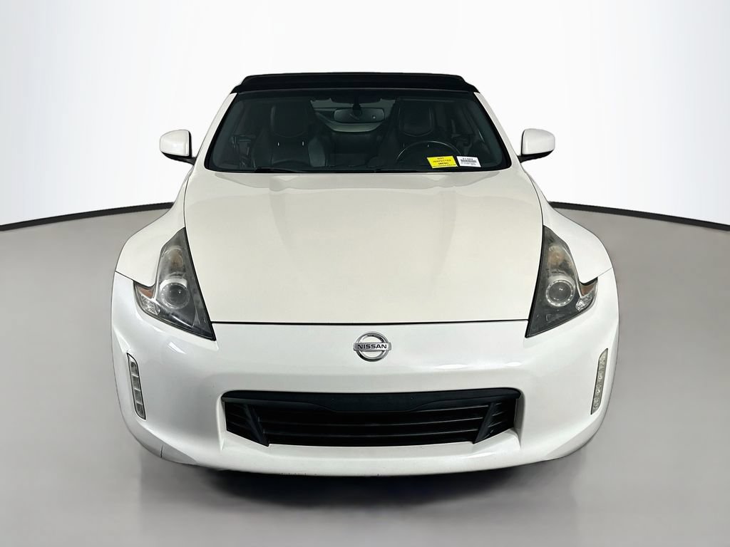 Used 2019 Nissan 370Z Touring RWD image 2