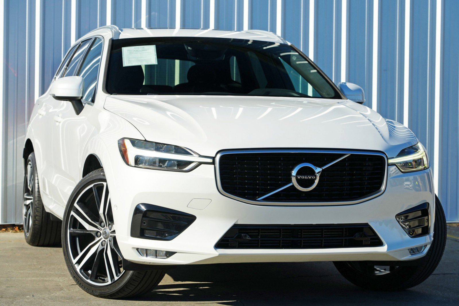 Used 2019 Volvo XC60 T5 R-Design w/ Protection Package image 2