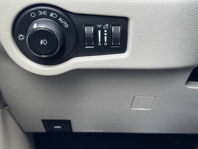 Certified 2024 Chrysler Pacifica Select image 25