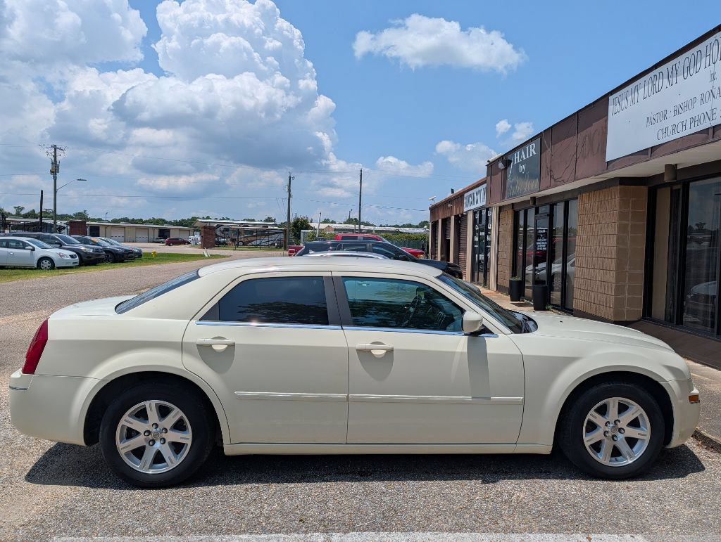 Used 2006 Chrysler 300 Touring w/ Comfort/Convenience Group RWD image 2