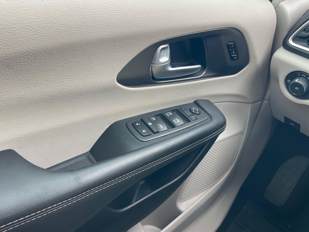Used 2024 Chrysler Pacifica Touring-L FWD image 19