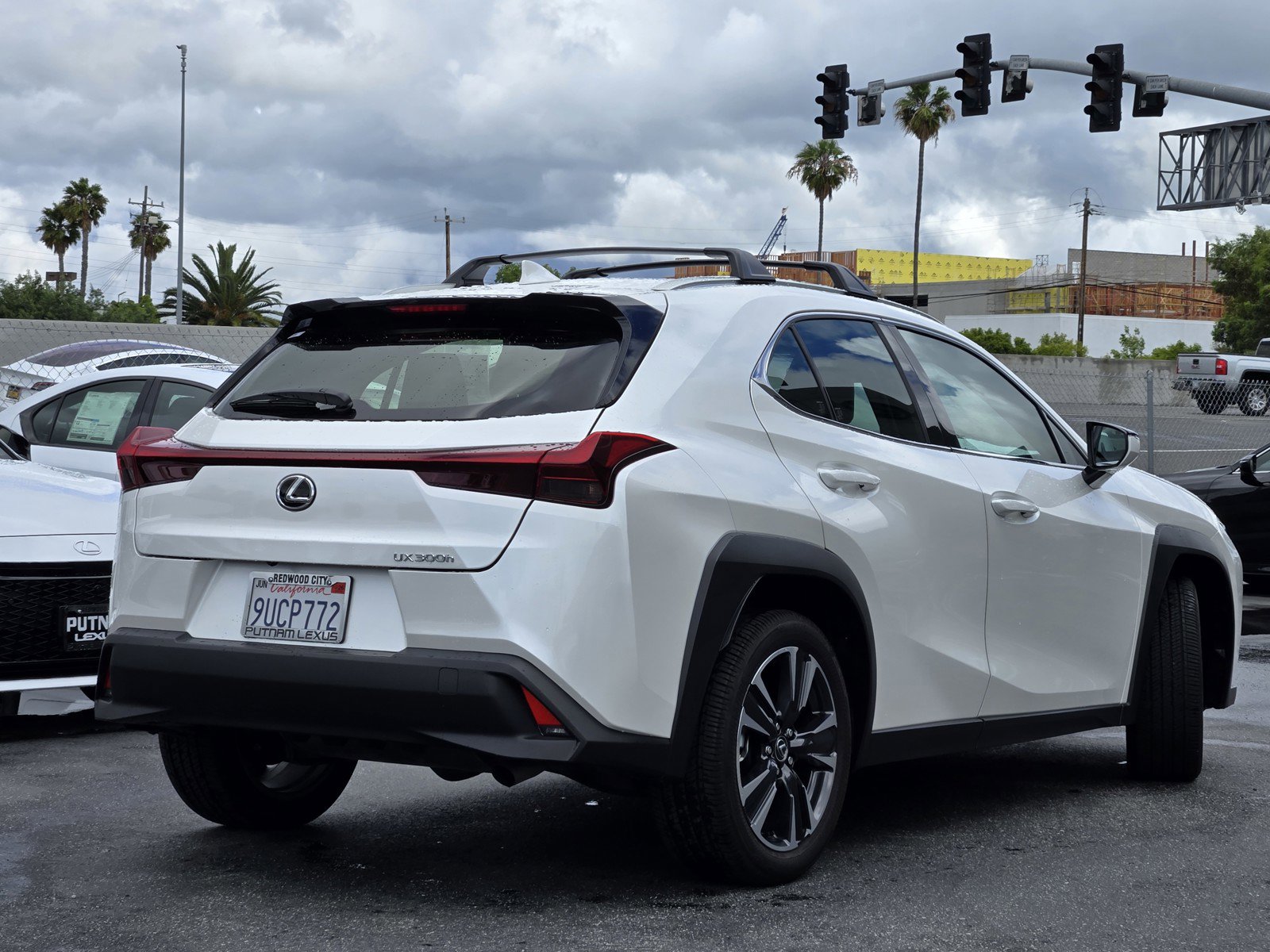 Certified 2025 Lexus UX 300h FWD w/ Accessory Package (Z2) image 4