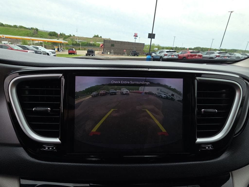 Used 2023 Chrysler Pacifica Touring-L FWD image 22