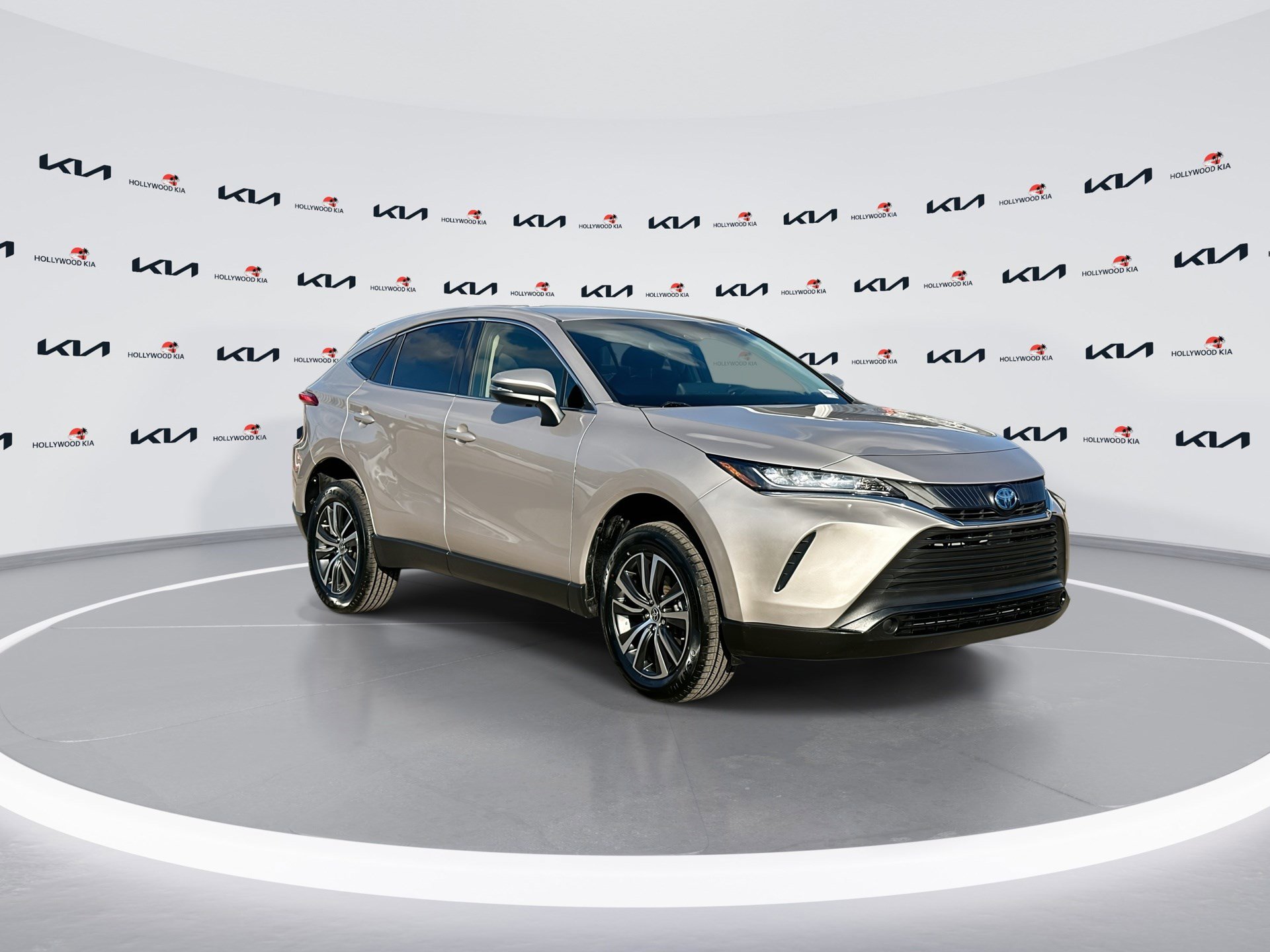 Used 2022 Toyota Venza LE image 2