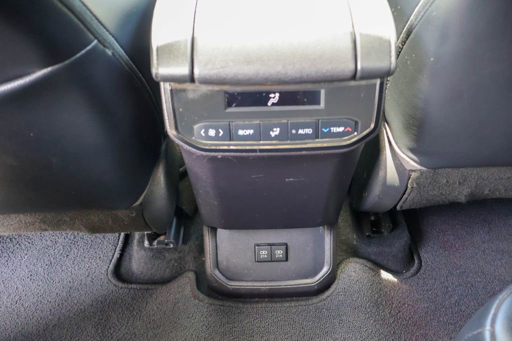 Used 2021 Toyota Highlander XLE FWD image 22