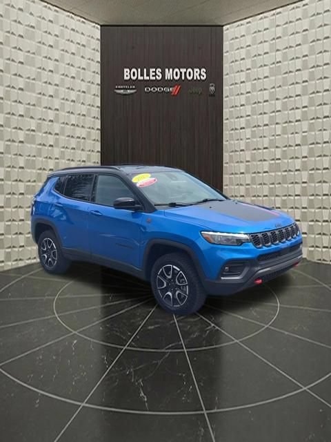 Certified 2025 Jeep Compass Trailhawk w/ Trailhawk Elite Group AWD/4WD image 2