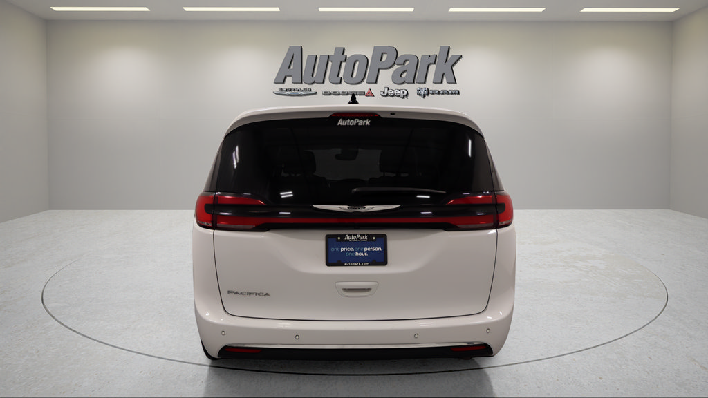 Used 2025 Chrysler Pacifica Select FWD image 9