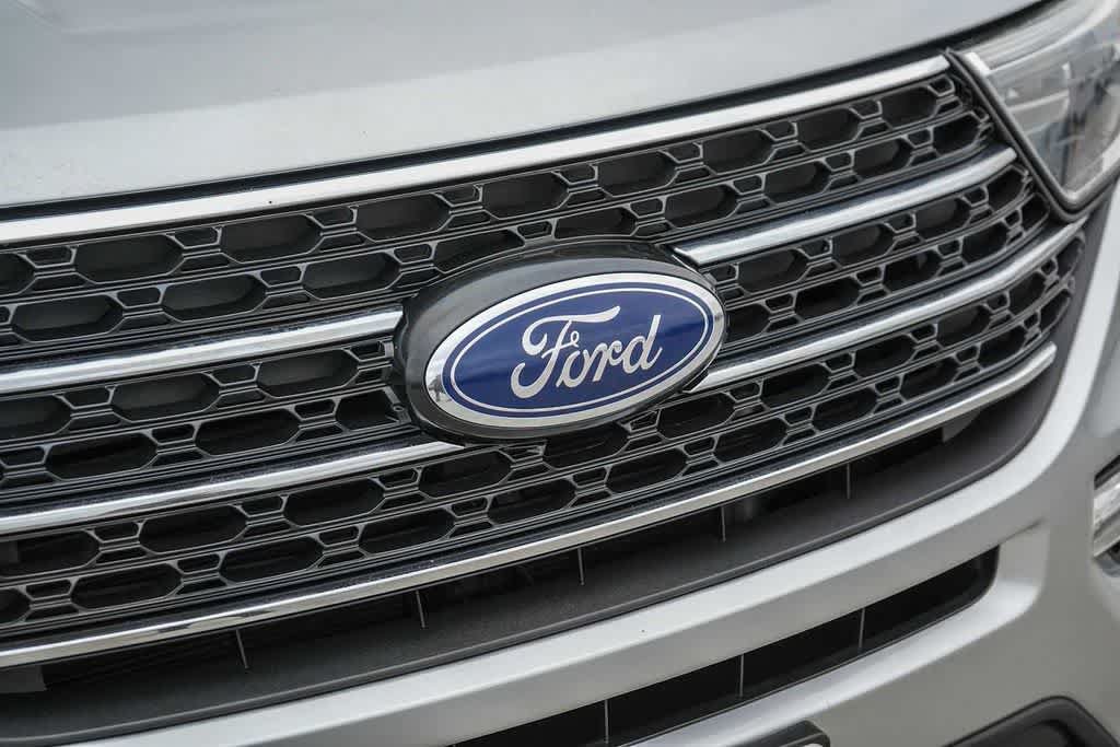 Used 2022 Ford Explorer XLT w/ Equipment Group 202A RWD image 3