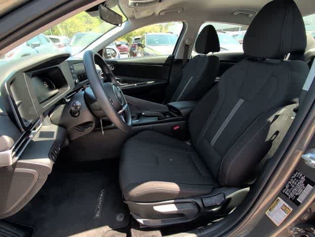 Used 2025 Hyundai Elantra SE FWD image 13