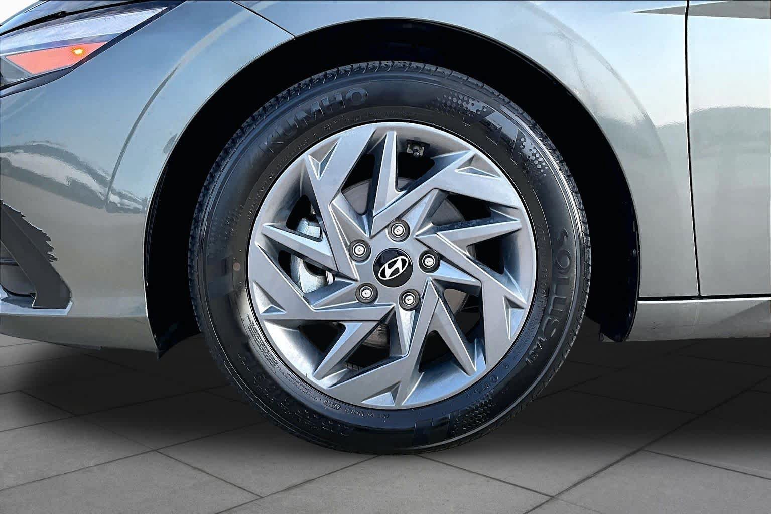 Used 2024 Hyundai Elantra SEL FWD image 11