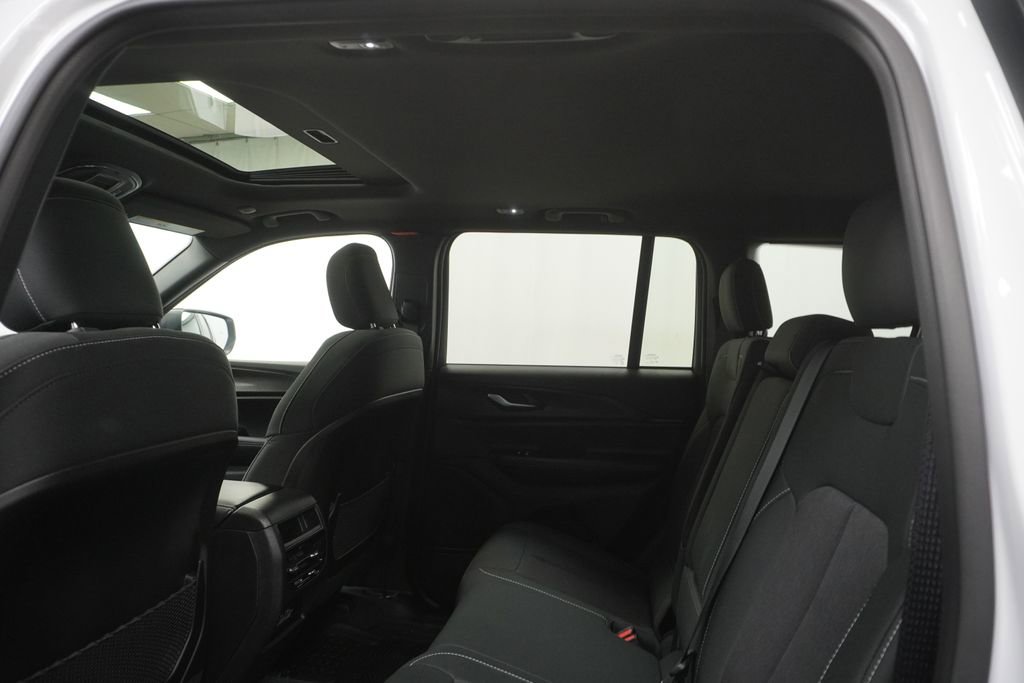 Used 2025 Jeep Grand Cherokee Laredo X AWD/4WD image 19