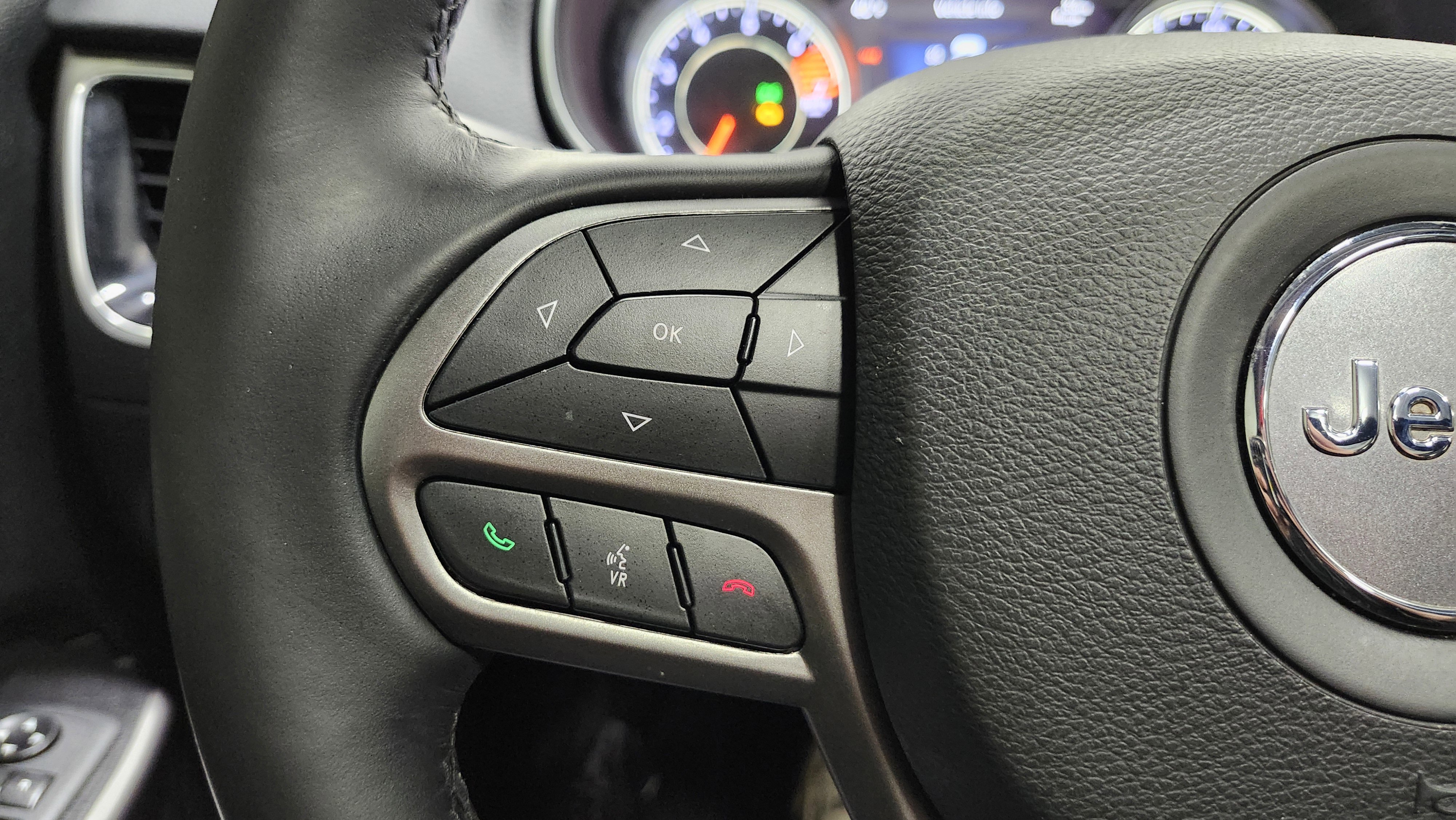 Used 2020 Jeep Cherokee Limited image 37